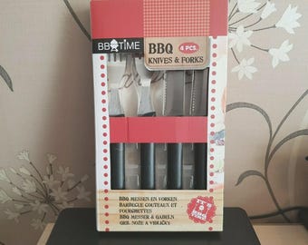 Juego de cubiertos de 4 piezas para barbacoa: cuchillos y tenedores. Acero inoxidable, 23 cm.