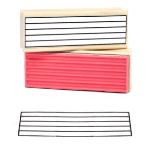 Op de afbeelding: Een houten stempel met een rood rubberen oppervlak. De stempel heeft vijf horizontale lijnen op het rubberen oppervlak. De stempel is ontworpen om een ​​lijnenpatroon te creëren.