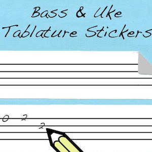 Puede incluir: Fondo azul claro con rectángulos blancos con tablatura musical. El rectángulo superior tiene una esquina doblada. El texto "Bass & Uke Tablature Stickers" está en la parte superior. Un lápiz dibuja notas en el rectángulo inferior.