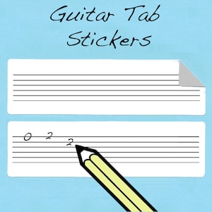 Op de afbeelding: Twee witte gitaartab-stickers met zwarte lijnen. De bovenste sticker is leeg. De onderste sticker heeft een potlood dat "0 2 2" op de lijnen schrijft.