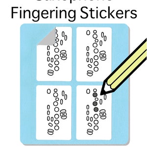 Op de afbeelding: Een pak van 250 saxofoon vingerzetting stickers. De stickers zijn wit met zwarte cirkels en zijn gerangschikt in een rasterpatroon. De stickers zijn op een lichtblauwe achtergrond. De tekst "Saxophone Fingering Stickers" en "250 Sticker Pack" is afgedrukt op het vel.
