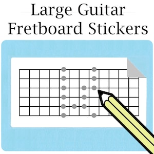 Pode incluir: Um close-up de uma folha de adesivos para o braço de uma guitarra com um lápis apontando para o braço. O braço é uma grade de quadrados com pontos que representam os trastes. A folha de adesivos é azul com uma borda branca.