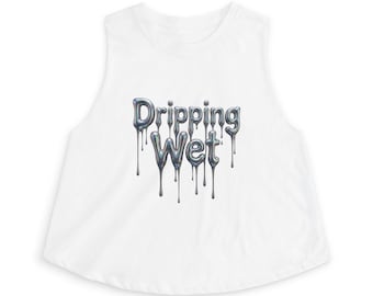 Top corto/camiseta sin mangas con estampado gráfico y texto "Dripping Wet" de estilo metálico.