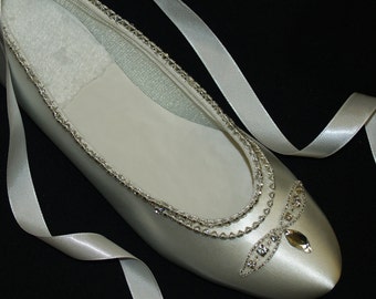 Sapatos de casamento tamanho 9, sapatilhas estilo balé, cristais prateados Swarovski, cadarço no tornozelo, bico arredondado, sapatilhas de cetim, brilho, Old Hollywood