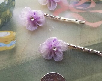 2 kleine Lavendel Blumen Haarnadel, 2 handgemachte Haar Lavendel Organza kleine Blume, Hochzeit, 2 Blumenmädchen, Haarnadel, kleine Blume
