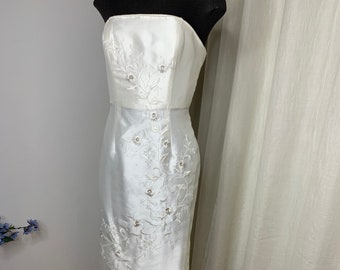 Vestido de novia vintage color marfil, talla 8, ideal para bodas de destino, playa, bodas minimalistas, desfiles o bailes de graduación.