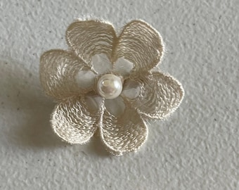 Clip de pelo de marfil Flor de encaje vintage con un centro de perla 2", clip de flor de pelo de encaje de marfil de boda, flor de pelo de boda de destino