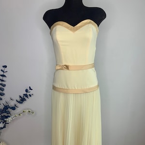 Butter Yellow Chiffon Sweetheart Short Formal dress size 6 by Forever Yours, So Chic Pleated Skirt, Heart Neckline sunshine dress, Vintage