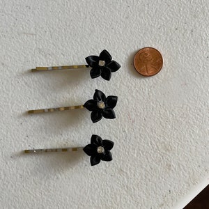 2 kleine zwarte bloem haarspeld, handgemaakt haar organza of satijn kleine bloemen meisje, kleine bloemen haarspeld, kleine bloem op bobbie pin vele kleuren afbeelding 1