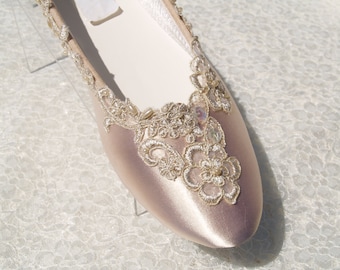11W ready Champagnefärgade brudskor med elegant guldkant, Champagnefärgade brudskor, bröllopstoffel i satin med balettmönster, M & W bredd