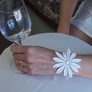 Brides DAISY Bracelet  IVORY or White rayon lace Daisy flower bracelet, Romantic Garden Wedding Accessory, Rustic Retro Wedding Cuff