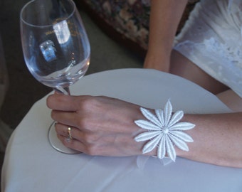 Bruiden DAISY armband IVOOR of wit rayon kant Daisy bloem armband, romantische tuin bruiloft accessoire, rustieke retro bruiloft manchet