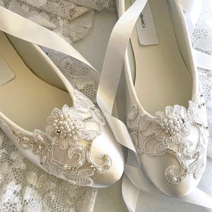 Zapatos planos de novia blancos, de satén blanco roto, con apliques de encaje y perlas, con lazo, estilo ballet, cómodos.