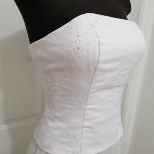 Vestido de cetim BRANCO tamanho 2, corpete com contas vestido branco tamanho 2, vestido sem alças linha A tamanho 2, vestido sem alças de ótima modelagem, casamento informal