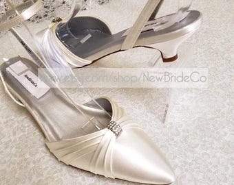 Kitten heels Pointy Shoes closed toes Very low heel, White Ivory Wedding pointy low heel, Kitten Heel Ankle Strap Ivory Off white or White