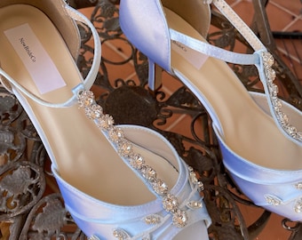 Poederblauwe hakschoenen: satijnen hakken T-bandje met bling-kristallen