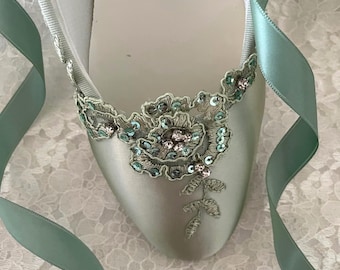 Bailarinas de boda color verde salvia, tallas 8 y 8.5W: bailarinas de satén con encaje y cristales.