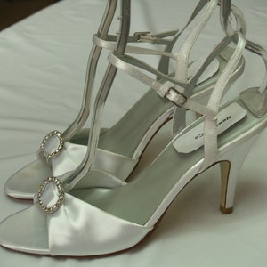 White WEDDING SHOES Satin US Size 9 with rhinestone brooch,Shoe Ankle Strap Open Peep Toe Satin Heels Can Be Dyed, Shoes style Old Hollywood