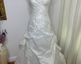 Vestido de novia vintage de tafetán talla 12: vestido color marfil de corte A con recogidos y cintura baja.