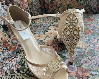 Zapatos de tacón de encaje dorado para novias: Zapatos de novia con mucho brillo y tira en el tobillo.