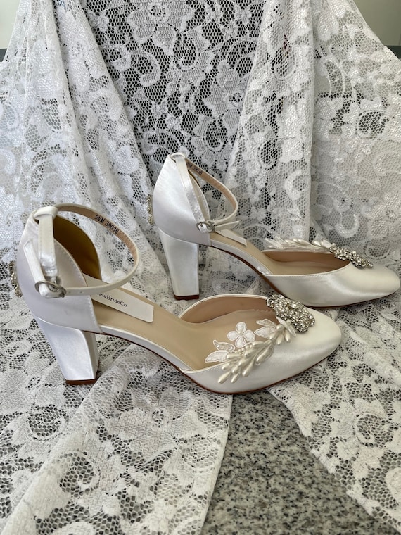 Scarpe da sposa bianche con asares e cristalli di pizzo | Etsy Italia