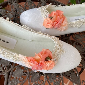 Peach FLOWERS Vegan Flats with Ivory Lace, Rustic style lace Flats,Ivory lace burlap flowers,Country Chic bridal slippers, Cottagecore flats