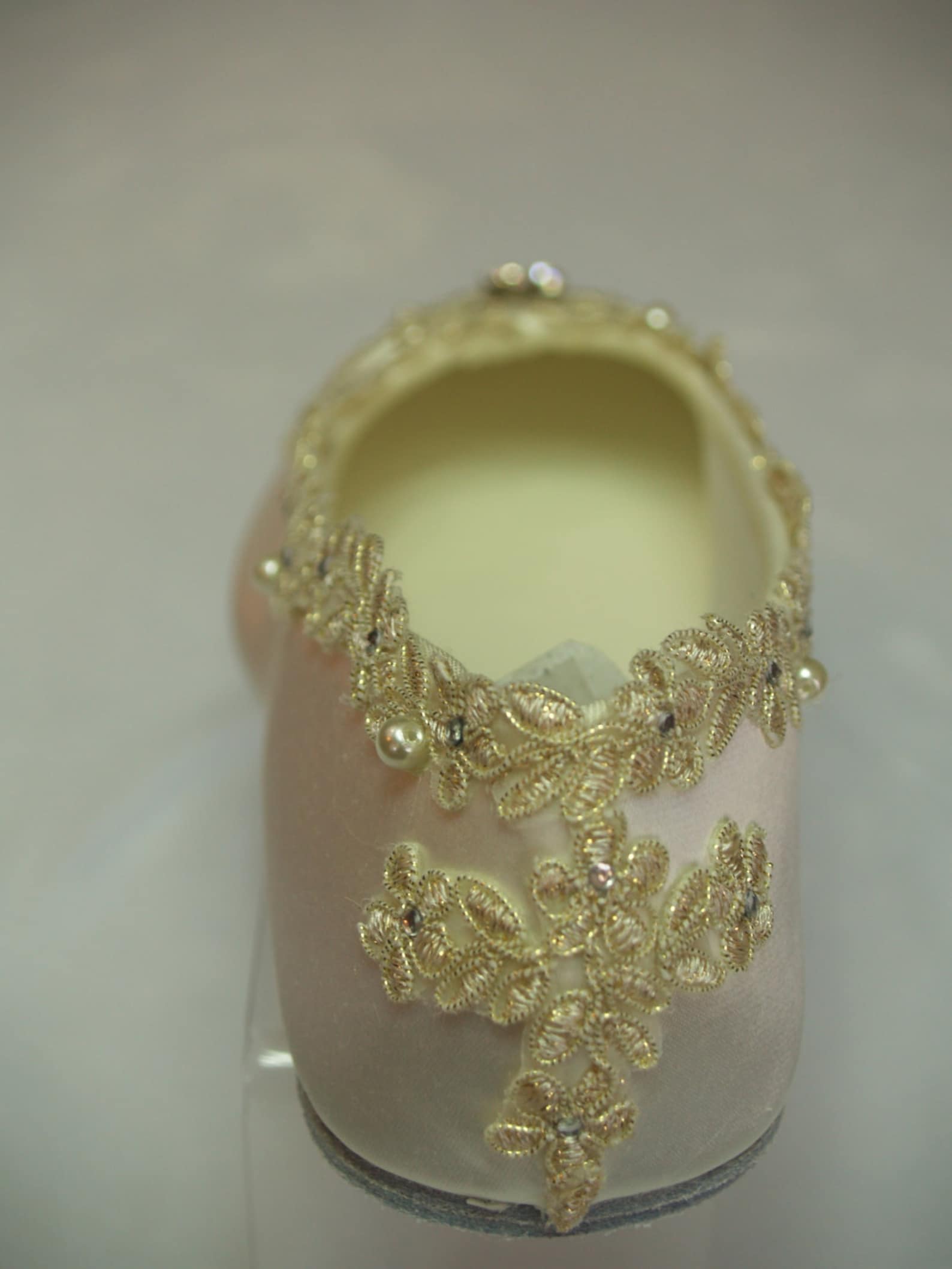 size 8 1/2 flats ivory w/ gold lace applique, wedding in ivory, ballet style slippers, flat closed toe shoes, victorian, gatsby