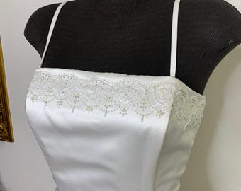 Suknia ślubna w stylu vintage z białej satyny: koralikowa, bez ramiączek, w kształcie litery A, rozmiar 10