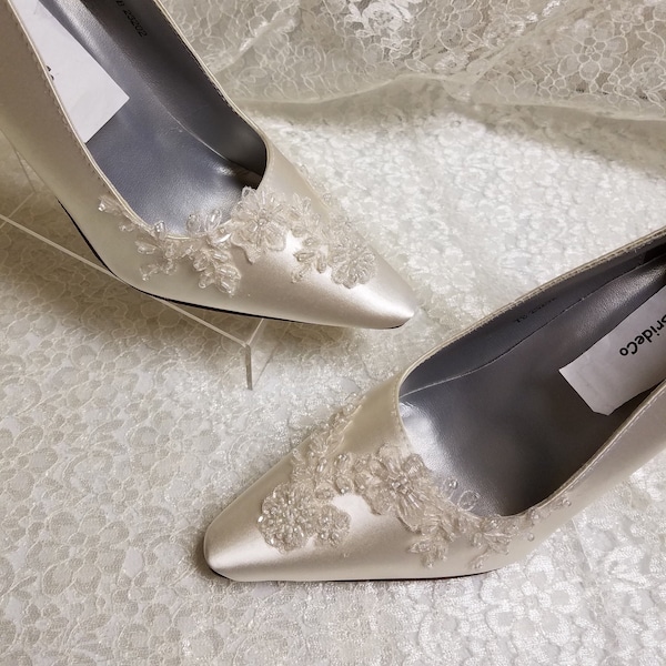 3 1/2" Ivory Pumps Classic Satin Heels,Elegant high Heels,hand beaded lace Ivory heels, Satin Pointy Toe Shoes,Old Hollywood Glamor