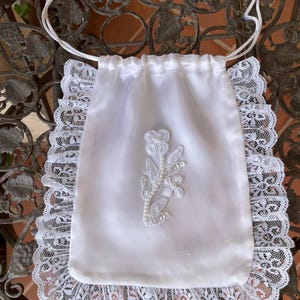 Borsa porta soldi della sposa con cordino in raso e applicazioni in pizzo con perline, Borsa per la danza dei soldi, Borsa per i piccoli oggetti essenziali della sposa, Borsa in raso bianco per la prima comunione