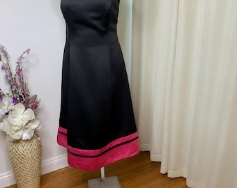Vestido formal vintage, corto, largo hasta la T, en negro y rosa, talla 18, en satén rosa fuerte y negro, incluye chal de satén.