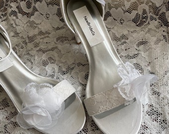 Größe 8 Hochzeit weiße Spitze Schuhe dicke Absätze getrimmt w zarte handgemachte Organza Blume, Peep Toe quadratische Absätze, 2 1/4 Zoll Ferse, sofort lieferbar