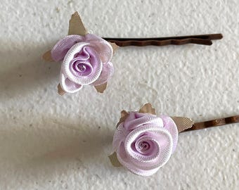 Zwei Lila Haarnadel Rosen handgemacht Organza Satin, zwei Lavendel Haarnadel Rosen, Lavendel und weiße kleine Blumenmädchen, Haarnadel, kleine Blume