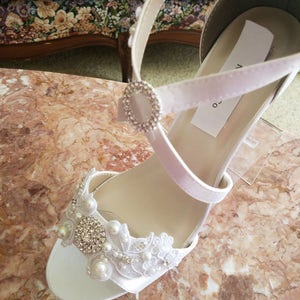Tamanho 9 Sapatos de casamento de renda branca com tiras cruzadas, Sapatos de noiva altos de cunha branca, apliques de renda branca enfeitados, Pronto para envio imagem 5