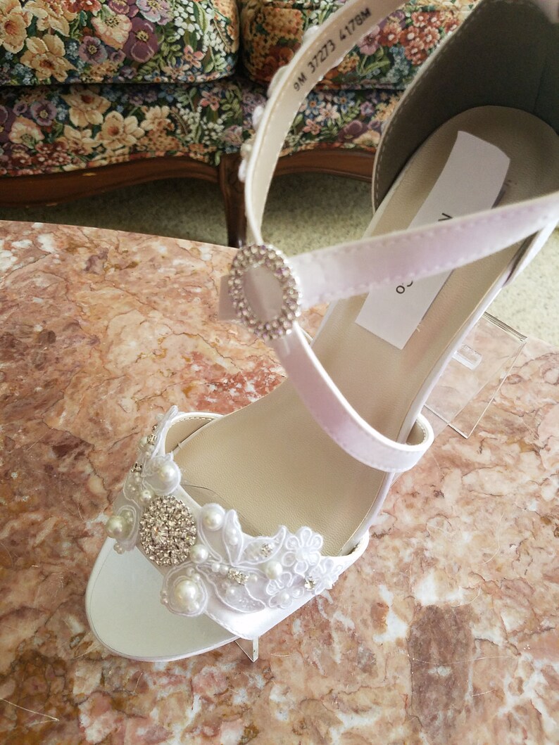 Tamanho 9 Sapatos de casamento de renda branca com tiras cruzadas, Sapatos de noiva altos de cunha branca, apliques de renda branca enfeitados, Pronto para envio imagem 5