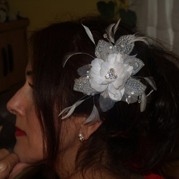 Hochzeit Haar Federn Weiße Seiden Blume, Kristalle, Federn Haarkamm Kopfschmuck, Great Gatsby, Old Hollywood, Hochzeit Fascinator, Haar Blume