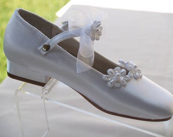 Girls Communion Shoes beaded Flower, white ivory plus more colors shoes, flower girls shoes,half inch heel, Pageant Wear, First Dance