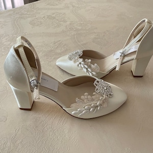 Ivory  Wedding Shoes with vintage lace asares & Crystals, White Satin shoes Modern Retro, Shoes Great Gatsby style,Old Hollywood shoes