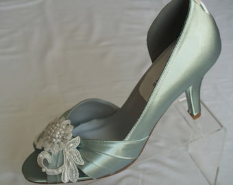 Bruidssalie trouwschoenen met prachtige ivoor of witte applicatie, peep-toe pumps, saliegroene satijnen hakken, country chic rustieke buitentuin