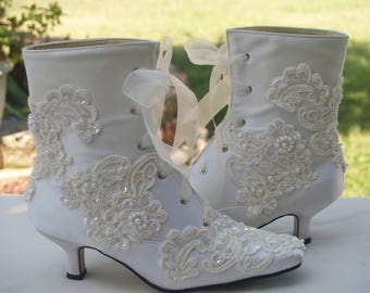 Talla 7. - 7 1/2 Botas de boda victorianas retro de satén marfil adornadas con encaje, botas estilo Gran Gatsby, botas con cordones de seis agujeros, listas para enviar