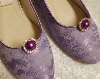 Purple Wedding Lace shoes almost flat heel, purple very low heel rhinestones brooch, Satin pump covered in ivory lace, pearl trim, 1/2"