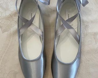 Bailarinas de satén teñidas a mano: zapatos de novia con tiras plateadas en el tobillo