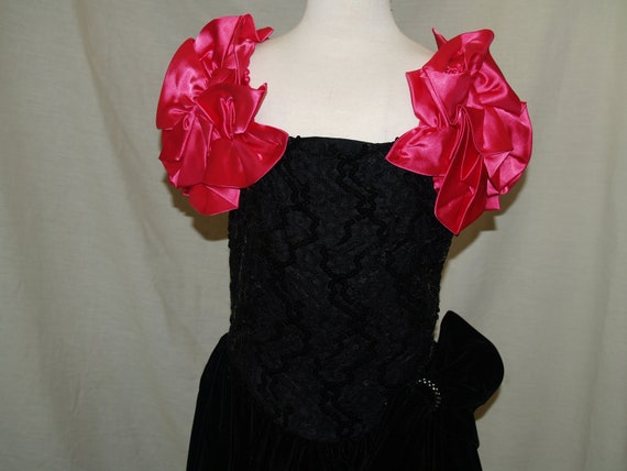 Vintage Girl Velvet Dress Black and fuchsia, late 90s Black/Fuchsia Velvet Dress Big Bow sequin bodice Vintage Girl Velvet Dress Black and fuchsia, late 90s Black/Fuchsia Velvet Dress Big Bow sequin bodice