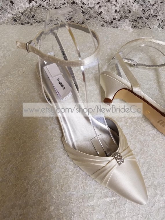 small heel pointed shoes