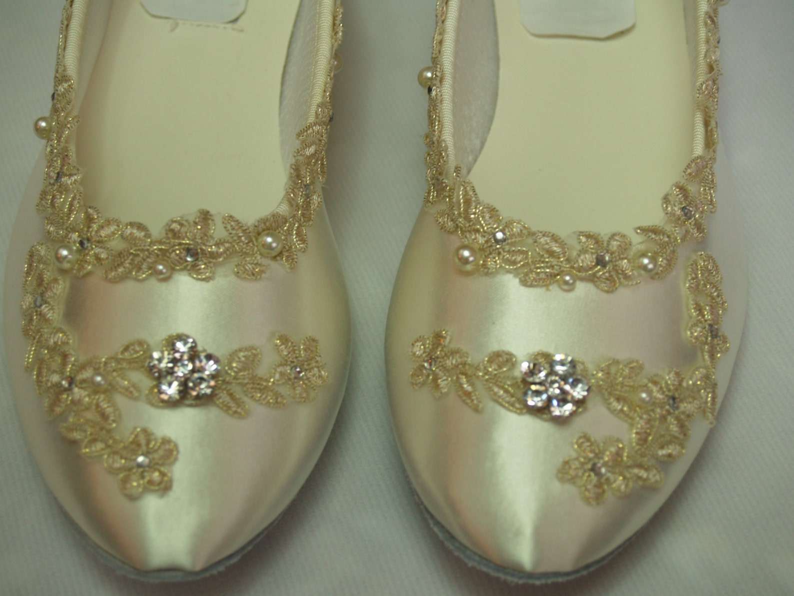 size 8 1/2 flats ivory w/ gold lace applique, wedding in ivory, ballet style slippers, flat closed toe shoes, victorian, gatsby