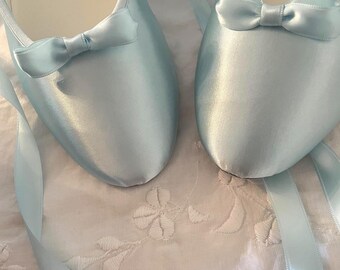 Zapatos de satén azul estilo bailarina Talla: 11 M También disponibles en las tallas indicadas.