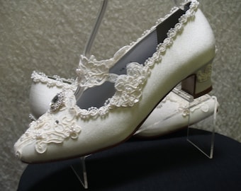 Ivory Flapper wedding shoes, Roaring 1920s Wedding Shoes Retro Style Ivory or Off- White, Hand embellished French Lace Gatsby style shoes