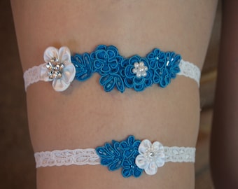 Bruiloft Kousenband Turquoise Wit set handgemaakt, of Ivoor Turquoise kousenbanden, Bruiden Iets Blauw, Witte Bloemen, Parels, Wit en Blauw