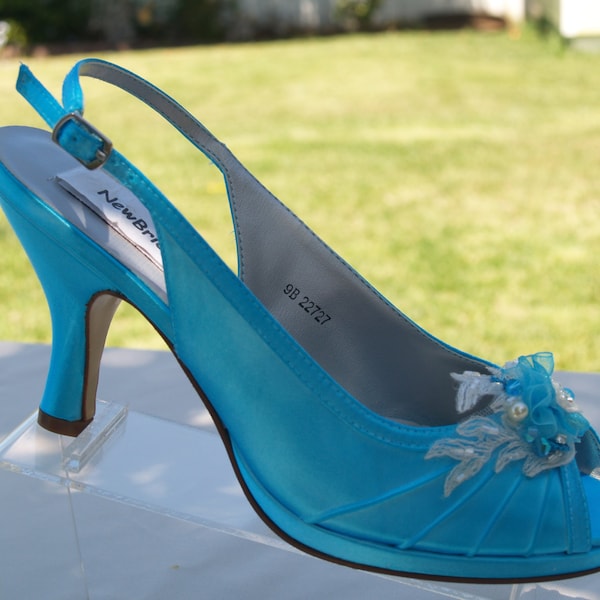 Chaussures taille 9 Chaussures de mariage turquoise Prêt à porter talon moyen Satin confortable taille 9 orné de fleurs et de perles en organza, bride arrière, bout ouvert peep toe