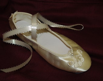 Flower girls Ivory Satin soft delicately adorned venice lace appliqué lace up ribbon slippers,Girls Ivory ballerina slippers shoes